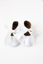 Load image into Gallery viewer, Peyton Bow Shoes - White
